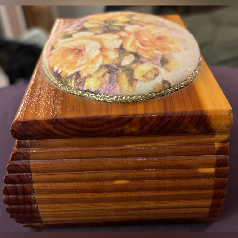 Vintage 1960s Aromatic Cedar Jewelry Box - Textured Resin Floral Lid - MCM - Picture 3 of 8